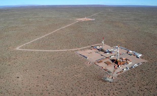 Le monde devrait dépenser quelque 750 milliards de dollars (550 milliards d'euros) l'an prochain pour abreuver la planète en pétrole et en gaz, mais avec une croissance en léger tassement, selon une étude publiée vendredi.