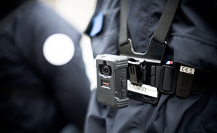 Des policiers de Garges-Lès-Gonesse équipés de « caméras piétons » en 2018 (photo d'illsutration)