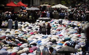 Des dizaines de milliers d'islamistes égyptiens ont manifesté vendredi pour soutenir le président Mohamed Morsi, dans un climat tendu avec l'opposition qui appelle de son côté à une mobilisation massive à la fin du mois pour réclamer le départ du chef de l'Etat.