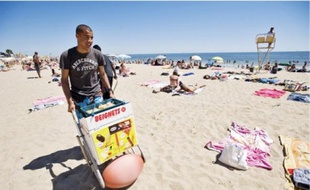 Les marchands de glaces ambulants de La Baule sont payés en fonction de leurs ventes.