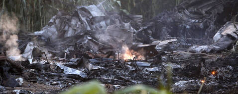 Les huit membres de l'équipage de l'avion sont morts dans le crash. 