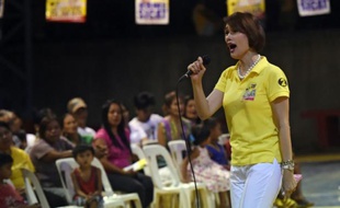 Geraldine Roman, une transsexuelle, en campagne dans la ville d'Orani, aux Philippines, le 30 avril 2016