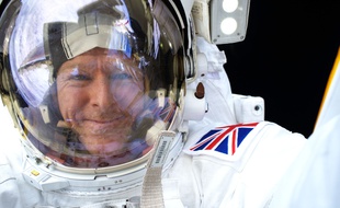 Un selfie de l'astronaute anglais Tim Peake lors de sa première sortie dans l'espace.