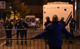 Les forces de l'ordre aux abords du Stade de France, à Saint-Denis, après les attaques de Paris, le 13 novembre 2015