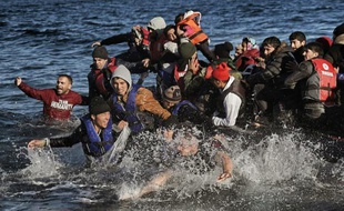 Des migrants venus de Turquie arrivent sur l'île grecque de Lesbos le 2 novembre 2015
