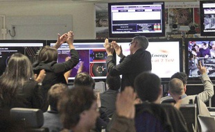 Des scientifiques fêtent les premières collisions de particules du LHC au Cern en Suisse, le 30 mars 2010