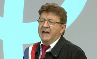 Jean-Luc Mélenchon prononce un discours place de la République à Paris, le samedi 23 septembre, après un défilé contre la réforme du Code du travail, et plus largement contre le «coup d'Etat social» du gouvernement.