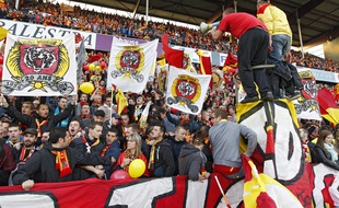 Lens, le 9 mai 2014. Match comptant pour la 37e journee du championnat de ligue 2 de football qui opposait le RC Lens au stade brestois 29. Ici les supporters lensois etaient plus de 40.000 a assister a cette rencontre.