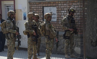 Les militaires afghans patrouillent devant l’université de Kaboul après l'attentat suicide qui a fait 26 morts, le 21 mars 2018.