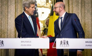 secrétaire d'Etat John Kerry et le ministre belge des Affaires étrangères Charles Michel le 25 mars 2016 à Bruxelles