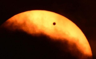 La planète Vénus est passée entre le Soleil et la Terre pour le plus grand plaisir des astronomes et astrophysiciens en quête d'un phénomène rarissime qui ne se reproduira pas avant 105 ans, mais le spectacle a été quelque peu gâché en Asie et en Europe par un écran nuageux.