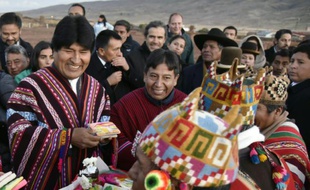Le président bolivien, Evo Morales (g), et son ministre des Affaires étrangères David Choquehuanca (c), dans les ruines de Tiwanaku, à 70 km de La Paz, le 21 octobre 2015