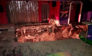 Vingt-deux personnes ont été blessées dans la nuit de samedi à dimanche lorsqu'une partie du sol d'une discothèque de Tenerife, dans les îles Canaries, s'est effondrée.