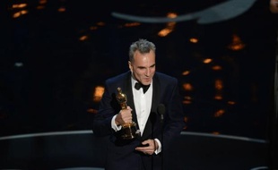 "Argo" a remporté dimanche l'Oscar du meilleur film, décerné par la Première dame Michelle Obama, lors d'une soirée marquée par le troisième sacre du Britannique Daniel Day-Lewis et le couronnement de "Amour" pour le film étranger.