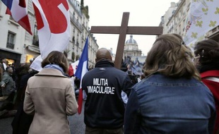 Près d'un millier de membres de l'Institut Civitas, proche des catholiques intégristes, ont appelé samedi à une "sainte colère" contre le projet de loi sur le mariage homosexuel lors d'une manifestation près du Sénat à Paris où le texte est examiné depuis jeudi.