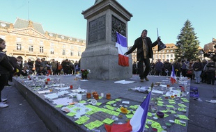 Strasbourg le 16 novembre 2015. Une minute de silence place Kléber en hommage aux victimes des attentats de Paris. 500 personnes.
