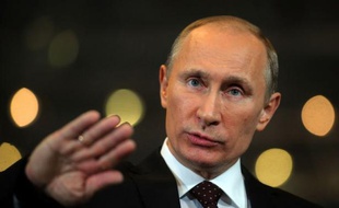 L'homme fort de la Russie Vladimir Poutine confronté à une vague de contestation a vu dégringoler sa popularité dans les sondages à moins de trois mois de la présidentielle de mars, mais la presse libérale doute vendredi de ses intentions de réformer le pays.