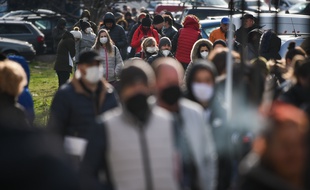Des Bulgares équipés de masques dans les rues de Sofia, le 6 avril 2020.