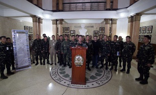 Le général en chef de l'armée philippine tient une conférence de presse au sujet des Casques bleus envoyés sur le plateau du Golan, le 31 août 2014.