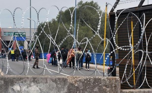 Des migrants patientent à la frontière entre la Croatie et la Hongrie, le 27 septembre 2015