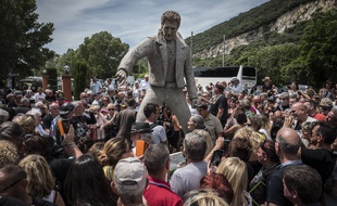A Viviers, village ardéchois où est enterrée la mère du chanteur, une statue à l’effigie de Johnny Hallyday a été inaugurée samedi 16 juin 2018.