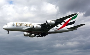 Un avion de la compagnie Emirates dans le ciel londonien.