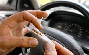 Illustration de la consommation de cannabis au volant.
