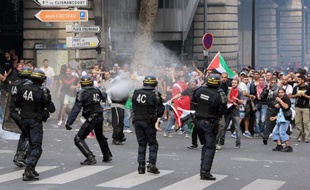 Des policiers diffusent des gaz lacrymogènes à Paris le 19 juillet 2014