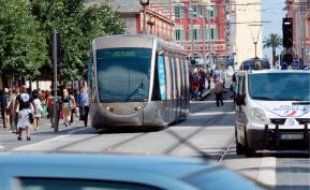 A 30km/h, un tram freine sur 30 à 40m.