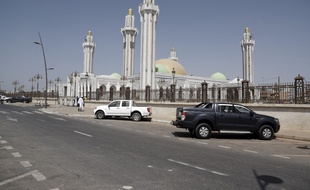 La mosquée de Dakar, l'une des plus grandes d'Afrique de l'Ouest, a fermé ses portes le 20 mars 2020 en raison du coronavirus.