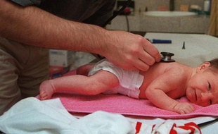 Une nourrice soupçonnée d'avoir administré un anxiolytique à un bébé pour le calmer a été placée en garde à vue dans les Bouches-du-Rhône à la suite de l'hospitalisation de l'enfant, dont les jours ne sont pas en danger.