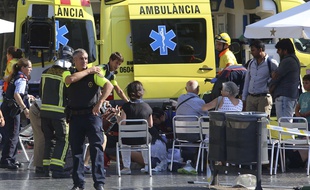 Les blessés sont pris en charge à Barcelone, en Espagne après qu'une camionnette a foncé dans la foule.