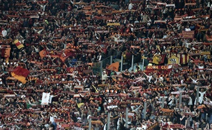 Les supporters de l'AS Roma lors du match AS Roma- Lazio, le 30 avril 2017, au stade olympique de Rome.