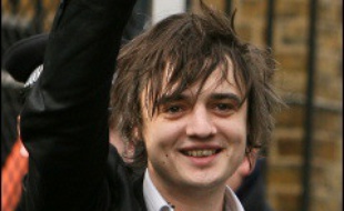 Le 8 février, Pete Doherty, chanteur des "Babyshambles" et toxicomane notoire, 26 ans, avait été condamné à 12 mois de travaux d'intérêt général pour possession de drogue dure, et à un traitement de désintoxication. La cour l'avait prévenu qu'il risquait la prison s'il ne respectait pas cette obligation.