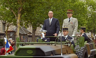 Jacques Chirac, le 14 juillet 2002, quelques minutes avant la tentative d'attentat de Maxime Brunerie.