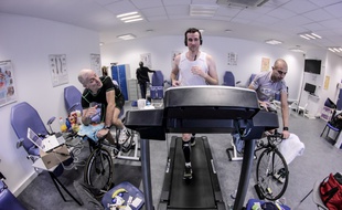 Manuel Da Cunha, au centre, et Philippe Dieumegard, à gauche, lors d'un entrainement en février, en compagnie d'un autre ultramarathonien, Pierre Michael Micaletti.