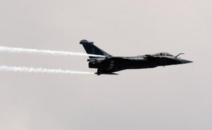 Les Emirats arabes unis ont douché mercredi les espoirs du Français Dassault de lui vendre son avion de combat Rafale, jugeant son offre "non compétitive" et ouvrant le marché à ses concurrents.