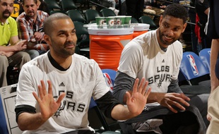 Tony Parker avec son coéquipier chez les Spurs Tim Duncan, le 7 mars 2016.