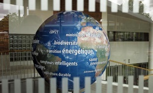 Le globe terrestre symbole de la future grande conférence internationale sur le climat COP21, au Bourget près de Paris le 6 mai 2015