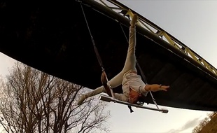 Il fait du trapèze suspendu à un pont - Le Rewind