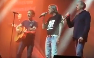 Renaud, entouré de Jean-François (à g.) et Alain Bernardini du groupe I Muvrini, au Zénith de Montpellier, le 6 mars 2016.