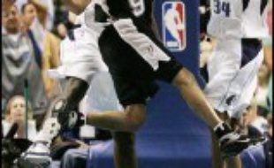San Antonio, tenant du titre, et son meneur de jeu français Tony Parker ne sont plus menés que 3 à 2 par Dallas en demi-finale de la Conférence Ouest du Championnat nord-américain de basket-ball (NBA), après leur victoire (98-97) lors du match N.5, mercredi à San Antonio (Texas).