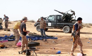 Des combattants de Fajr Libya (l'Aube lybienne) occupent la position d'une milice rivale près de Tripoli le 13 octobre 2014