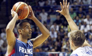 Le meneur de jeu de l'équipe de France de basket, Tony Parker lors d'un match face à la Finlande, le 8 août 2009 à Pau.