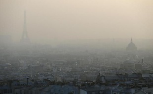 Vue générale des toits de Paris et de la Tour Eiffel pris dans la pollution atmosphérique, le 11 mars 2014