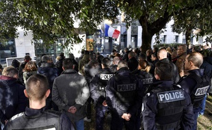 Des rassemblements silencieux avaient déjà été organisés mardi devant de nombreux commissariats en France, comme ici à Lyon. PHILIPPE DESMAZES