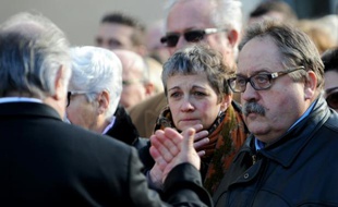 Les parents d'Anna et Marion, Sylvie et Erick Petard-Lieffrig, lors des funérailles de leurs filles à la cathédrale Saint-Louis de Blois le 23 novembre 2015, tuées à la terrasse du restaurant "Le petit Cambodge"