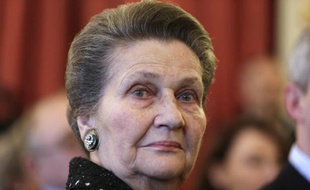 L'ancienne ministre de la Santé, Simone Veil le 6 avril 2013 à l'Assemblée nationale lors de l'attribution du Prix du livre politique