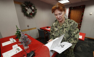 Une spécialiste de l'US Navy sur la base Peterson, dans le Colorado, où 1.500 volontaires répondent à des appels concernant le trajet du Père Noël.