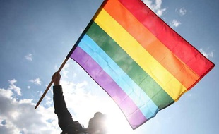 Le drapeau arc-en-ciel, symbole de la communauté homosexuelle.